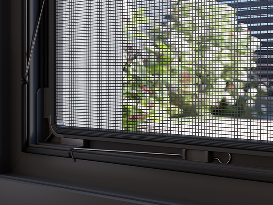 Przybliżenie zaczepów sprężynowych moskitiery od wewnątrz