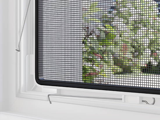 Przybliżenie zaczepów sprężynowych moskitiery od wewnątrz