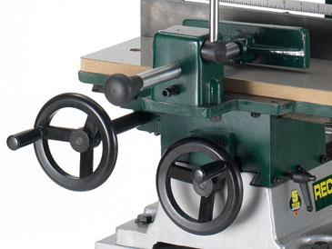 Pokrętła ręczne pod stołęm dłutownicy do przesuwu w przód i tył FM25