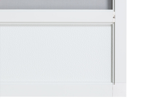 Przybliżenie na listwę dolną o szerokości 15 cm chroniącą siatkę przed kopnięciem