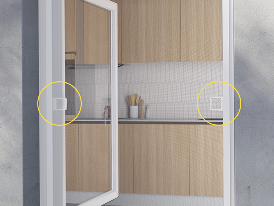 Widok z zewnątrz na moskitierę zamontowaną w oknie