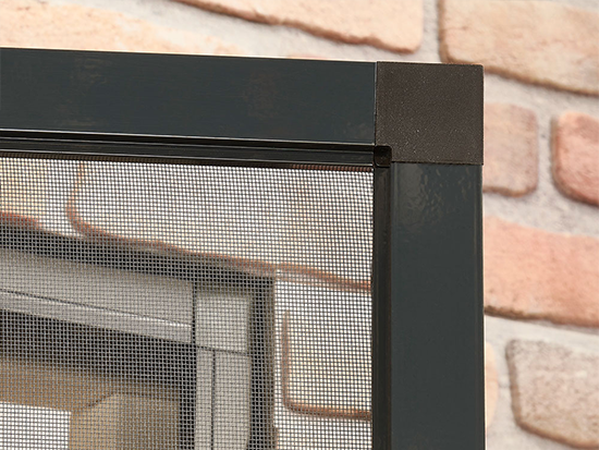 Przybliżenie narożnika moskitiery z widocznymi profilami aluminiowymi i siatką