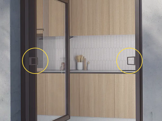 Widok z zewnątrz na moskitierę zamontowaną w oknie