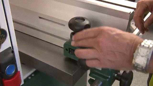 Zastosowany mechanizm pozwala na szybkie i łatwe wyrównanie pozycji przykładnicy Zastosowany mechanizm pozwala na szybkie i łatwe wyrównanie pozycji przykładnicy