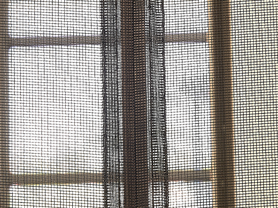 Przybliżenie na magnetyczne zamknięcie biegnące przez całą długość moskitiery