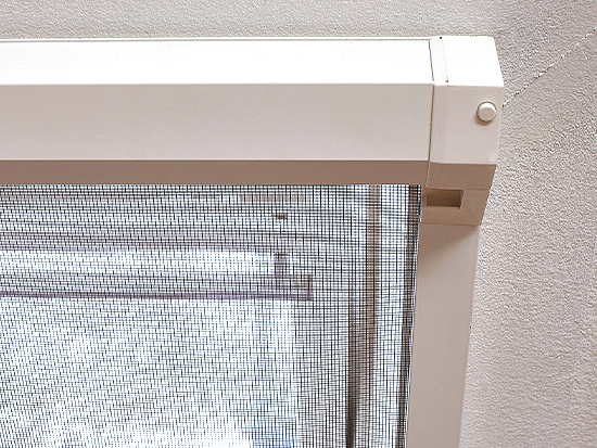 Przybliżenie na kasetę moskitiery z mechanizmem zwijania