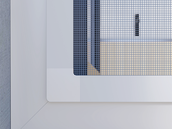 Przybliżenie narożnika moskitiery zamontowanej na oknie od zewnątrz