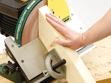 Szlifowanie drewna pod kątem na szlifierce tarczowej DS300 Record Power