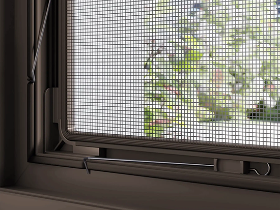 Przybliżenie zaczepów sprężynowych moskitiery od wewnątrz