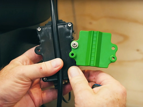 Montaż czujnika SHUTR na przewodzie zasilającym maszyny