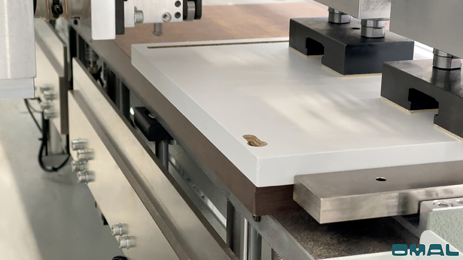 Dociski elementu w Insert Peanut 1300 Omal