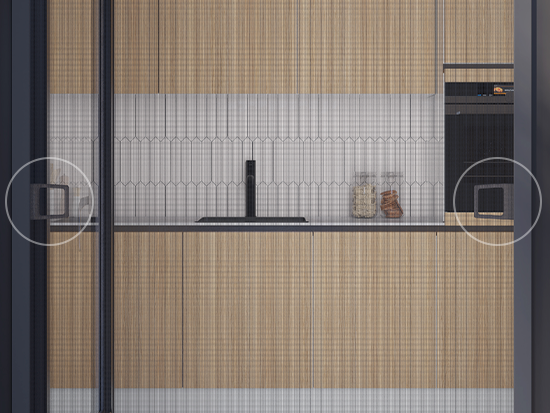 Widok z zewnątrz na moskitierę zamontowaną w oknie