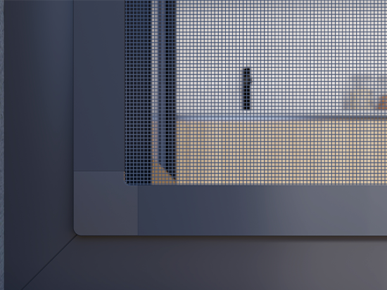 Przybliżenie narożnika moskitiery zamontowanej na oknie od zewnątrz