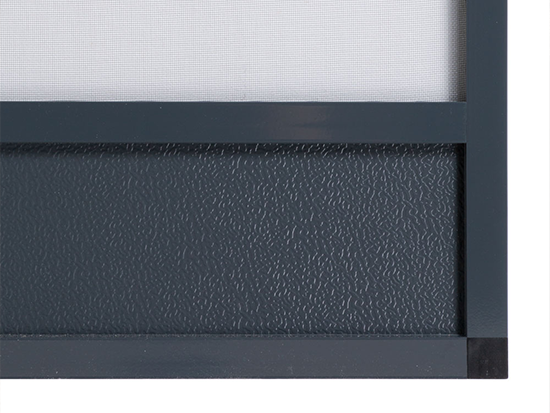 Przybliżenie na listwę dolną o szerokości 15 cm chroniącą siatkę przed kopnięciem