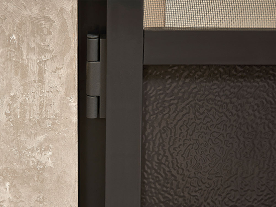 Przybliżenie na zawias drzwi moskitierowych zamontowanych