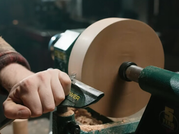 Tokarka DML250 podczas toczenia Record Power