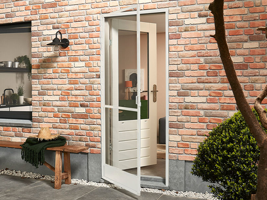 Przybliżenie na białe klamki zewnętrzną, wewnętrzną i zatrzask magnetyczny moskitiery