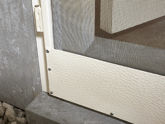Zbliżenie na listwę dolną o szerokości 10 cm chroniącą siatkę przed kopnięciem