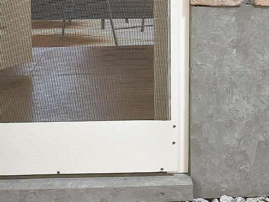 Zbliżenie narożnika moskitiery z widocznymi profilami aluminiowymi i siatką