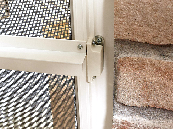 Zbliżenie na zatrzask magnetyczny moskitiery