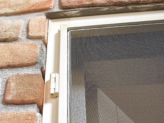 Zbliżenie na zawias drzwi moskitierowych zamontowanych