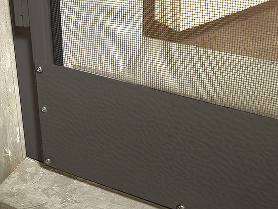 Przybliżenie na listwę dolną o szerokości 10 cm chroniącą siatkę przed kopnięciem