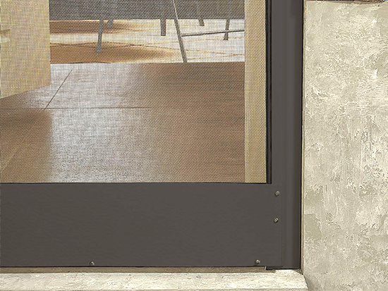 Przybliżenie narożnika moskitiery z widocznymi profilami aluminiowymi i siatką