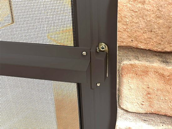 Przybliżenie na zatrzask magnetyczny moskitiery