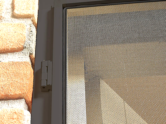 Przybliżenie na zawias drzwi moskitierowych zamontowanych