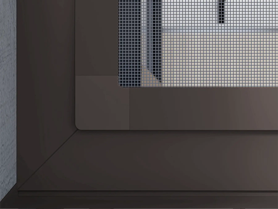 Przybliżenie narożnika moskitiery zamontowanej na oknie od zewnątrz