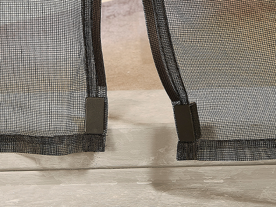 Przybliżenie na dolny obciążnik z magnesem stabilizujący moskitierę