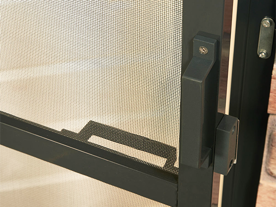 Przybliżenie na klamkę zewnętrzną, wewnętrzną i zatrzask magnetyczny moskitiery