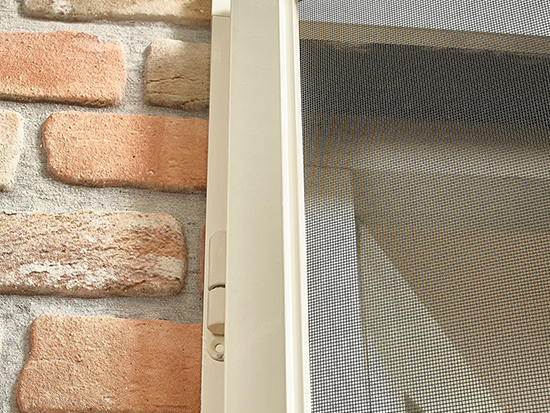 Przybliżenie na zawias drzwi moskitierowych w kolorze białym