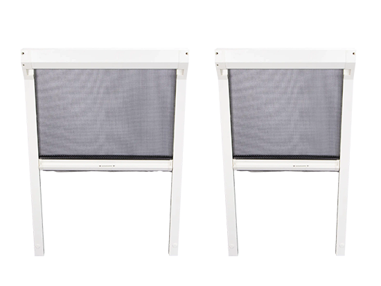 Zdjęcie aranżacyjne moskitiery zamontowanej na oknie dachowym