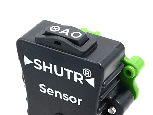 Przycisk na obudowie do ręcznego sterowania czujnikiem i sparowaną zasuwą SHUTR