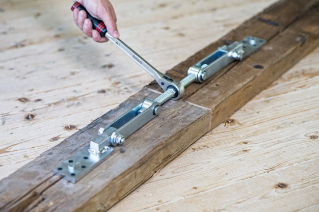 Ścisk ciesielski z grzechotką, przykręcany do drewna z obrotową płytą 360°