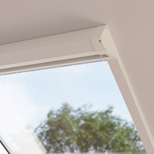 Moskitiera na okno dachowe rolowana biała 114x155 cm COMFORT - zestaw