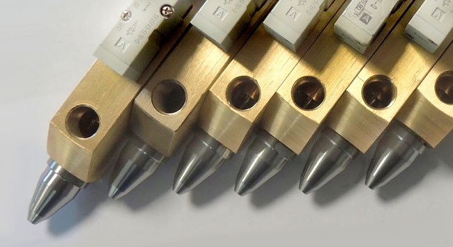 Pneumatyczny pistolet z elektrozaworem i krótką dyszą, wykonany z mosiądzu