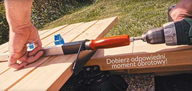 Ścisk do deski tarasowej z uchwytem na bit na uchwycie drewnianym SW13