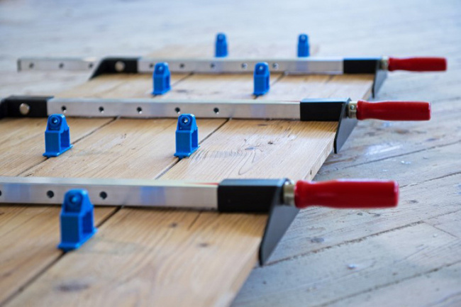 Ścisk do deski tarasowej z uchwytem na bit na uchwycie drewnianym SW13