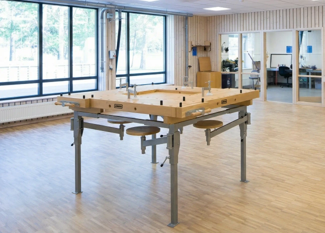 Stół stolarski 4-stanowiskowy EDU 1300 Sjöbergs z metalowym stelażem i siedziskami